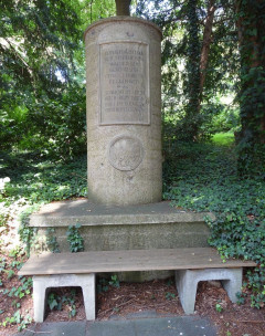 Die DKP forderte, die Säule unter Denkmalschutz zu stellen. Die Inschrift lautet: „Zum Gedächtnis der Stifter von Waldesheim Geschwister Otto u. Henriette Fellinger. Schlicht im Leben, Reich beim Geben, Frei im Denken, Froh beim Schenken.“