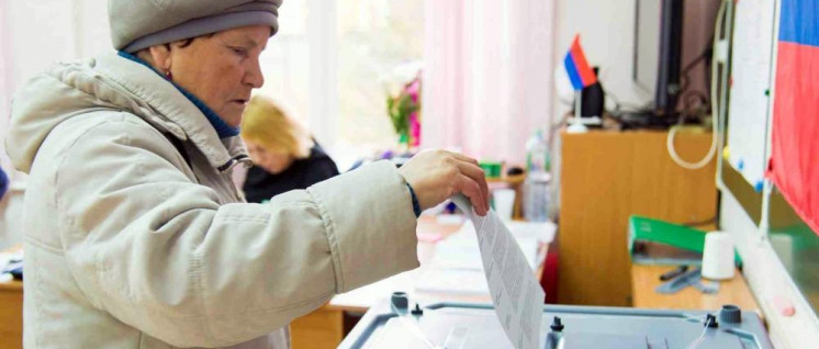 Wer darf auf dem Wahlzettel stehen? Wenn es nach der russischen Regierung ginge, keine Kommunisten mit Aussicht auf eine Mehrheit. Eine Wählerin in Russland. (Foto: Zentrale Wahlkommission der Russischen Föderation)