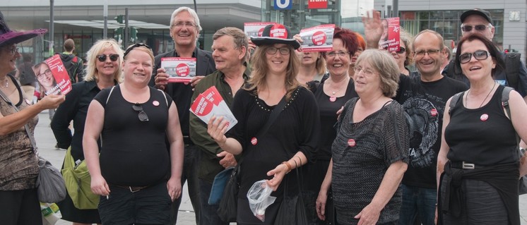 Die roten Schwarzfahrer vor dem Essener Hauptbahnhof. (Foto: Peter Köster)