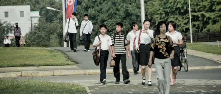 Die Sanktionen gegen Nordkorea werden vor allem die Bevölkerung treffen. (Foto: [url=https://commons.wikimedia.org/wiki/File:People-street-north-korea-walk.jpg]Matt Paish/wikimedia commons[/url])