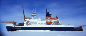 Das deutsche Forschungsschiff „Polarstern“ in der Antarktis (Foto: Hannes Grobe, Alfred Wegener Institut / Lizenz: CC BY-SA 2.5)