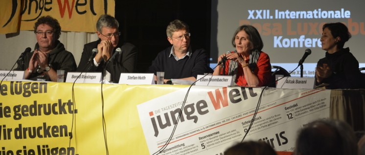 Das Podium bei der Rosa-Luxemburg-Konferenz, v.l.n.r.: Patrik Köbele, Bernd Riexinger, Stefan Huth, Ellen Brombacher, Aitak Barani.  (Foto: Tom Brenner)