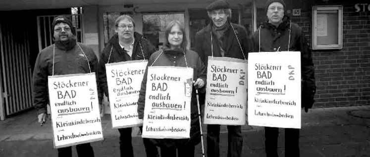 Seit Jahren unterstützt die DKP in Hannover die Forderung nach Ausbau des Stöckener Bades. Auf dem Bild als zweiter von links: Matthias Wietzer, Spitzenkandidat der DKP für die Kommunalwahl 2016. (Foto: DKP Hannover)