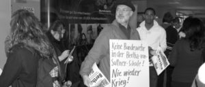 Gerd Schulmeyer protestiert gegen den Werbeauftritt der Bundeswehr in der Bertha-von-Suttner-Schule. (Foto: Dietmar Treber)