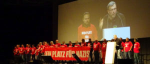 Kein Platz für Nazis“ – Daimler-Kollegen kommentieren den Auftritt von Hilburger, Gründer der rechten Spalterliste, bei der Belegschaftsversammlung am 22. März im Werk Untertürkheim. (Foto: UZ)