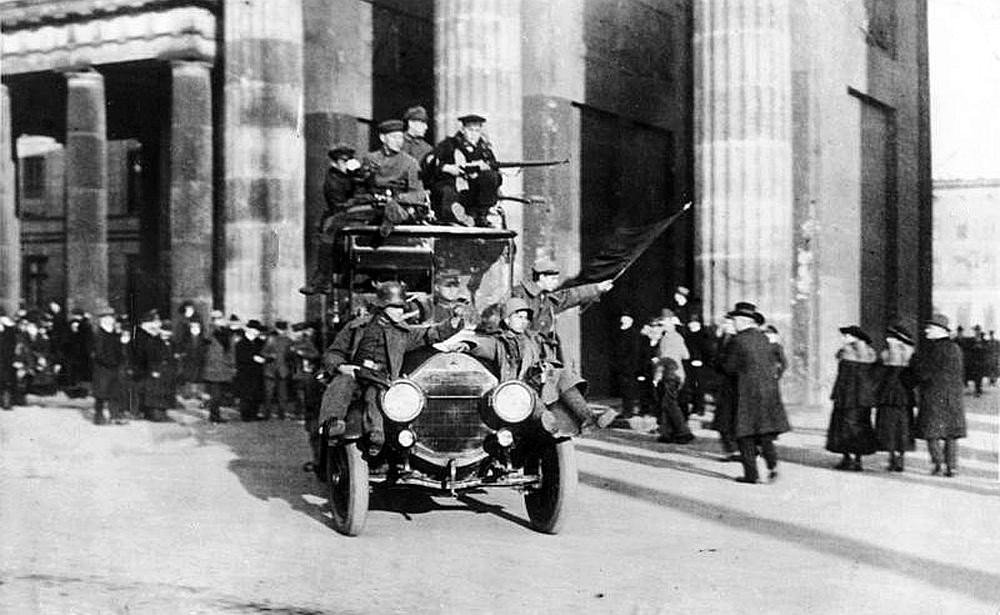 Revolutionäre vor dem Brandenburger Tor in Berlin