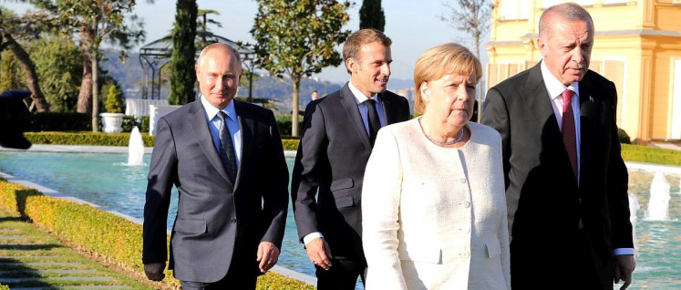 Keine Einigung, wo keine Einigung gewollt war: Putin, Macron, Merkel und Erdogan auf dem Weg zur Syrien-Konferenz in Istanbul. (Foto: Kremlin Press)