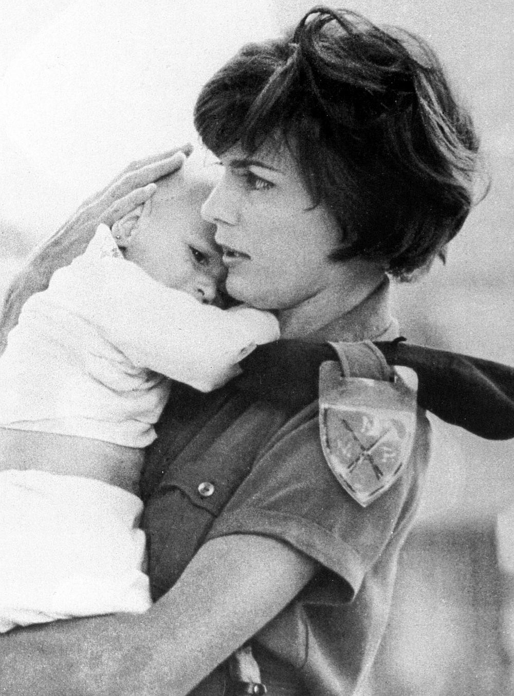 Milizionärin mit Kind, 1960