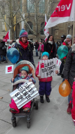 Auch Beschäftigte des Jugendamtes haben Kinder. Da die Kitas wegen Streiks geschlossen hatten, streikten die Kinder der Streikenden einfach mit. Früh übt sich…