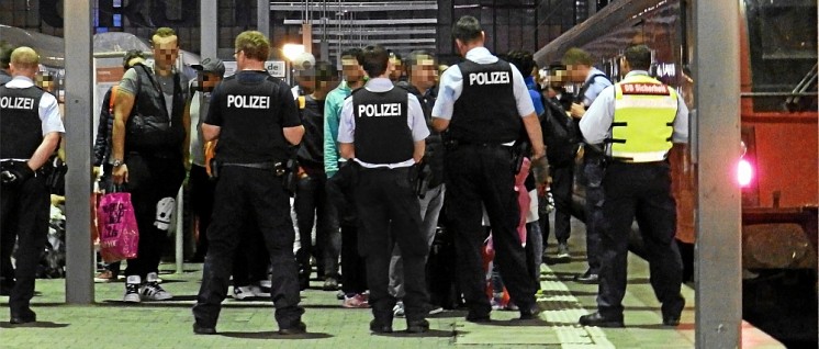 Polizeikontrolle am Münchner Hauptbahnhof im September 2015. (Foto: Wikiolo, CC-BY-SA 4.0)