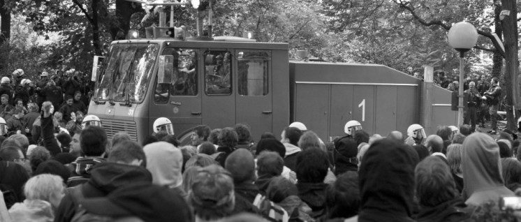 Wasserwerfer, Polizeieinsatzkräfte und Demonstranten im Stuttgarter Mittleren Schlossgarten bei Auseinandersetzungen um Stuttgart 21, 30. September 2010. (Foto: Mussklprozz/wikimedia.com/CC BY-SA 3.0)