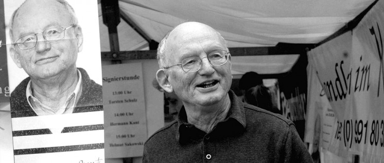 Hermann Kant auf dem Solidaritätsbasar der Journalisten auf dem Berliner Alexanderplatz, 2004 (Foto: Gabriele Senft)