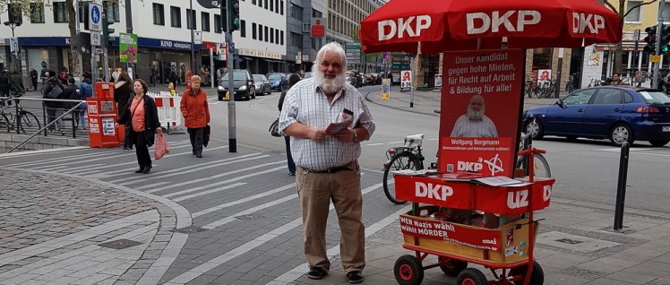 Landtagswahl-Infostand mit dem DKP Mobil in Köln-Mülheim und dem Direktkandidat Wolfgang Bergmann.