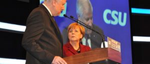Angela Merkel mit Horst Seehofer auf dem Parteitag der CSU 2015 in München (Foto: Wikimedia Commons/Harald Bischoff/CC BY-SA 3.0)