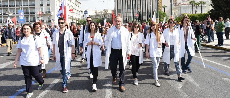 Für die im Gesundheitssektor arbeitenden Kolleginnen und Kollegen sind die Folgen der „Spar“politik besonders deutlich (Demonstration am 1. Mai in Athen). (Foto: PAME)