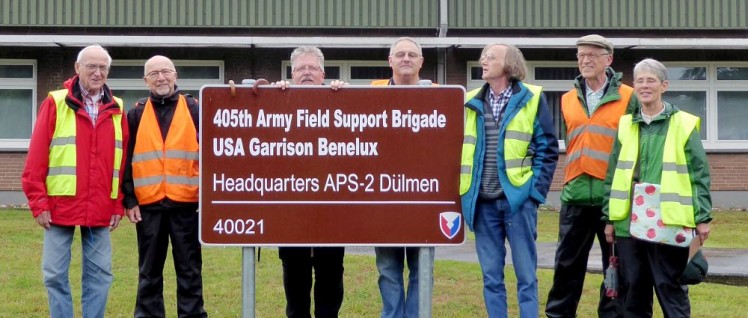 „Friedensfreunde Dülmen“ beim Besuch des US-Waffendepots in den ehemaligen Tower Barracks Dülmen. (Foto: Gerd Jungmann)