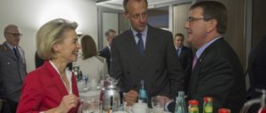 Die deutsche Kriegsministerin Ursula von der Leyen im Gespräch mit dem damals frisch ernannten Chef des Pentagon, Ash Carter (rechts), beim „Allianz Forum“ am 22.6.2015 in Berlin. Zwischen den beiden Friedrich Merz, Vorsitzender der „Atlantik-Brücke