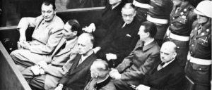 Angeklagte im Hauptkriegsverbrecherprozess (siehe Seite 10) (1. Reihe v. l.n.r.: Göring. Heß, von Ribbentrop, Keitel; 2. Reihe: Dönitz, Raeder, von Schirach, Sauckel. (Foto: U.S. Army /wikimedia.org/public domain)