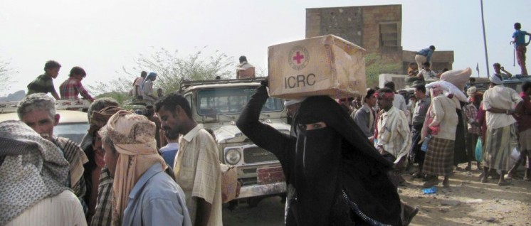 Im Jemen wird die Infrastruktur zerstört, deshalb braucht es Hilfsprogramme: Verteilung von dringend benötigten Gütern an die Bevölkerung in der Stadt Taiz (8.3.2017) (Foto: Farid Al-Homaid /IKRK)