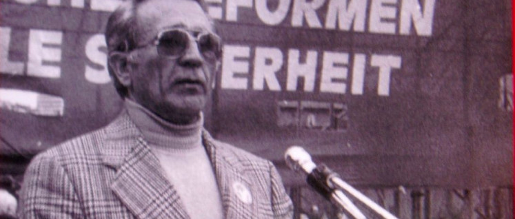 Lorenz Knorr (1921-2018) auf einer Friedenskundgebung 1978 (Foto: [url=https://de.wikipedia.org/wiki/Lorenz_Knorr#/media/File:Lorenz_Knorr_bei_DFU.jpg]Lyhne/Wikimedia Commons[/url])