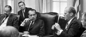 Präsident Richard M. Nixon mit dem Führer der Minderheit im Senat, Hugh Scott, dem Führer der Minderheit im Repräsentantenhaus, Gerald R. Ford, und dem Abgeordneten John Rhodes im Kabinettraum des Weißen Hauses in Washington. (Foto: Foto: Gerald R. Ford Presidential Library/gemeinfrei)