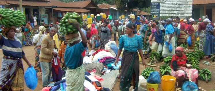 Markttag am Kilimandscharo – wenn es nach McKinsey geht, wird der heimische Lebensmittelmarkt durch Supermarktketten ersetzt. (Foto: Claus Bünnagel / pixelio.de)