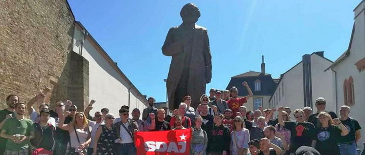 Gruppenbild mit Marx: Am Sonntag vor dem neuen Denkmal (Foto: Foto: O. Wagner)