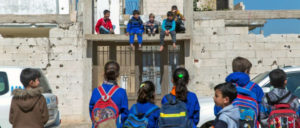 Trotz Störmanövern der US-Armee kehren viele Flüchtlinge nach Syrien zurück und bauen ihr normales Leben wieder auf. Hier Schüler der Al-Shuhada-Schule in Suran am 6. März. (Foto: © UNHCR/Andrew McConnell )