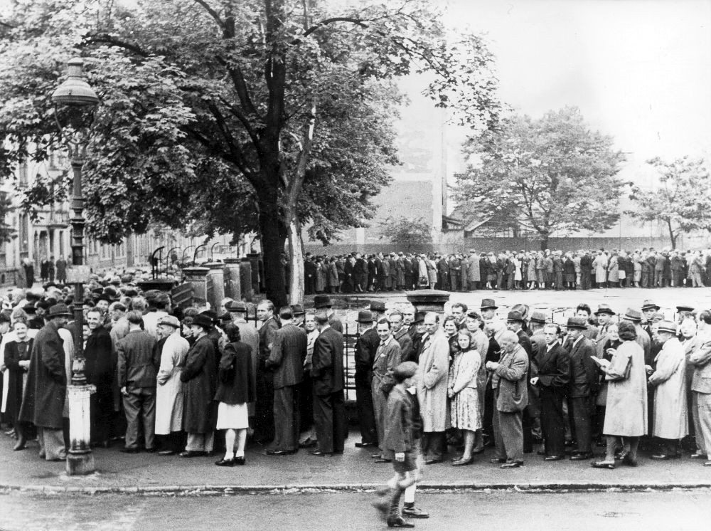Menschen stehen am 20. Juni 1948 in Frankfurt am Main (wie überall in den drei westlichen Besatzungszonen) in einer fast endlos scheinenden Schlange vor den Geldumtauschbüros an.
