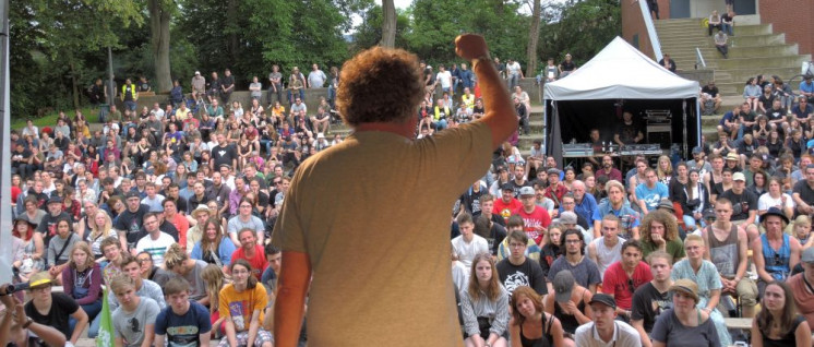 Zusammen, was zusammen gehört: Der DKP-Vorsitzende Patrik Köbele spricht beim Camptreffen. (Foto: Tom Brenner)