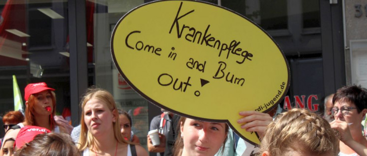 Plegekräfte protestieren gegen unzumutbare Arbeitsbedingungen: Die große ver.di-Demonstration am 20. Juni in Düsseldorf (Foto: Werner Sarbok)