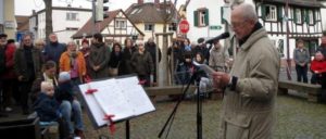 Klaus Seibert bei der Einweihung des Käthe-Jonas-Platzes in Maintal. Der Platz wurdfe benannt nach einer kommunistischen Widerstandskämpferin gegen die Nazis. (Foto: privat)