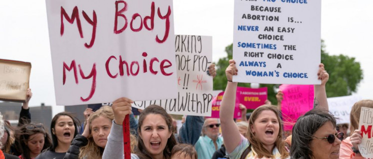 Mein Körper, meine Wahl!: Demonstration gegen das Verbot von Schwangerschaftsabbrüchen in St. Paul, Minnesota (Foto: [url=https://www.flickr.com/photos/number7cloud/47113308954]Lorie Shaull[/url])