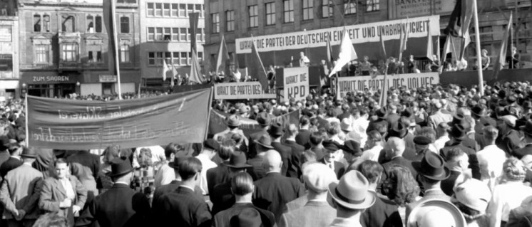 „KPD: Die Partei der Deutschen Einheit und Unabhängigkeit“: Wahlkampfveranstaltung der KPD 1950 (Bildausschnitt) (Foto: UZ-Archiv)