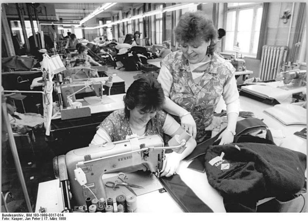 Martina Pohle (l.) und Meisterin Angela Böhnisch aus der Jugendbrigade „1. Mai“ der Bekleidungswerke „herdas“ Greiz