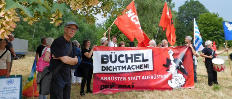 Juli 2018: Büchel dichtgemacht. DKP, SDAJ und die Kommunistischen Parteien Luxemburgs, der Niederlande und Belgiens blockieren den Fliegerhorst Büchel. (Foto: Peter Neuhaus)