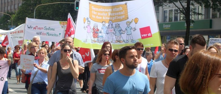 Beschäftigte aus der Altenpflege beteiligten sich im Juni 2018 am Aktionstag von ver.di für mehr Personal in der Pflege.
                          (Foto: Werner Sarbok)