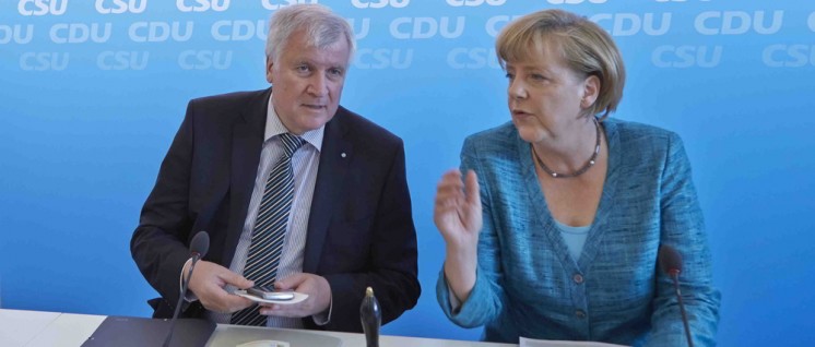 Harter Vorstopper, liberale Mutti: Angela Merkel und Horst Seehofer üben den Schulterschluss. (Foto: CDU/Laurence Chaperon)