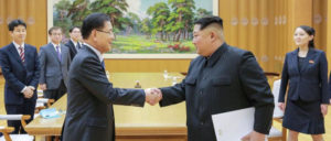 Kim Jong-un nimmt einen Brief von Südkoreas Präsident Moon Jae-in zu weiteren Friedensgesprächen in Empfang (Foto: Blue House (Republic of Korea))