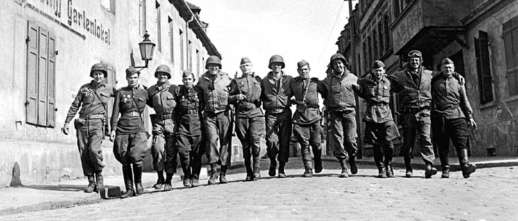Der erste direkte Kontakt zwischen den bereits auf deutschen Boden kämpfenden Armeen der UdSSR und der USA fand am 25. April 1945 bei Torgau an der Elbe statt. Unser Foto entstand einen Tag später und zeigt GIs und sowjetische Soldaten in Torgau.