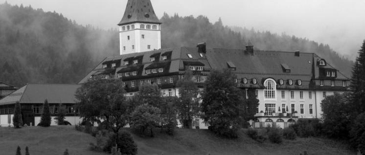 Schloss Elmau – noch ohne Sicherheitszaun und Polizeiaufgebot (Foto: Vitold Muratov / wikimedia.com / CC BY-SA 3.0)