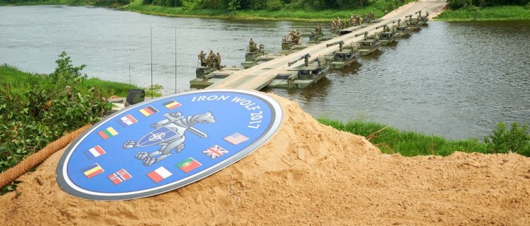 NATO-Truppen üben Flussüberquerung im Rahmen des Manövers „Iron Wolf 2017“ in Litauen (Foto: NATO)