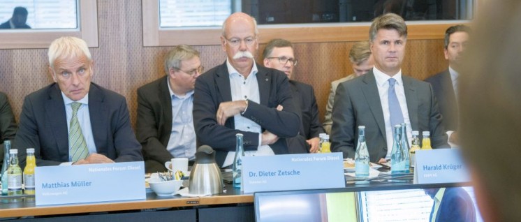 Müller, Zetsche und Krüger, die Chefs bei Volkswagen, Daimler und BMW beim großen Dieselgipfel in Berlin (Foto: [url=https://www.flickr.com/photos/bmvi_de/35495301204/in/album-72157684487637643/]hapekoenig[/url])