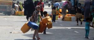 Die Wasserversorgung ist eines der größten Probleme im zerbombten Jemen: Ein Lieferwagen bringt Wasser, das in Kanister abgefüllt wird, in die Stadt Taizz. (Foto: ICRC access all)