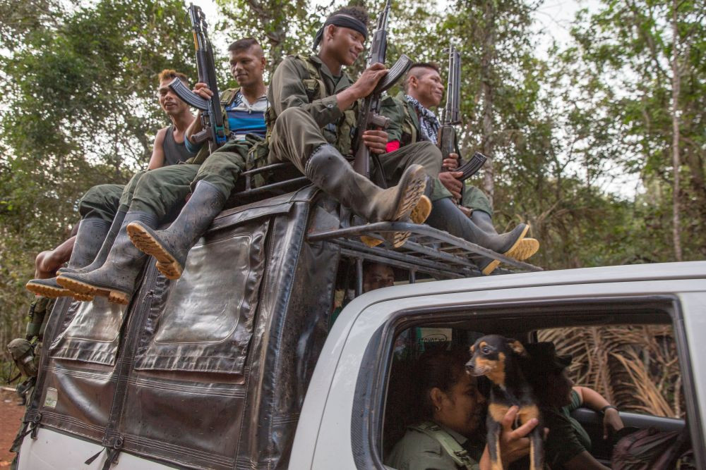 In die Gebiete, aus denen sich die Kämpferinnen und Kämpfer der FARC (Bild) zurückgezogen haben, rücken teilweise Paramilitärs vor.