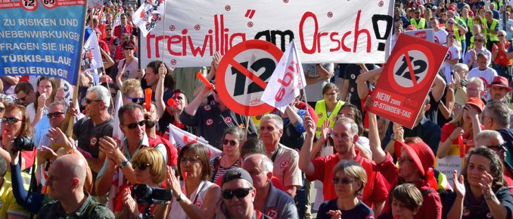 Das Protestieren gegen Politik für die Konzerne wird so schnell kein Ende haben. (Foto: [url=https://commons.wikimedia.org/wiki/File:2018-06-30_-_Demo_Nein_zum_12-Stunden-Tag_-_23.jpg]Haeferl / Wikimedia Commons[/url])