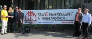 Protestaktion gegen ein sechstes Gewerbegebiet in Frauenaurach vor der konstituierenden Sitzung des jetzigen Stadtrates im Mai 2014. Rechts auf dem Foto Johannes Pöhlmann, links von ihm der zweite Stadtrat der „erlanger linke“, Anton Salzbrunn. (Foto: Erlanger Rot)