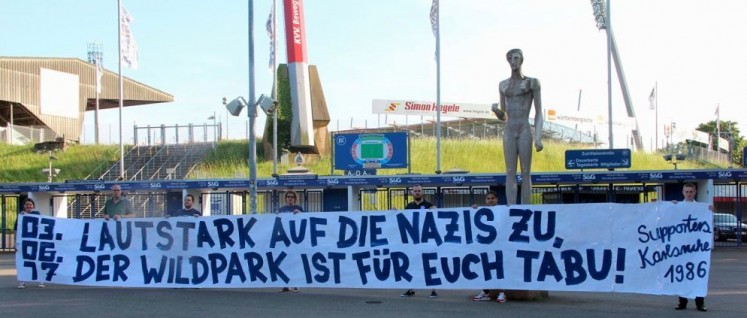 Der Fan-Dachverband des Karlsruher SC mit rund 3 000 Mitgliedern distanzierte sich deutlich vom „Tag der deutschen Zukunft“, den die NPD seit Jahren in Karlsruhe veranstaltet. (Foto: Rolf Bohrer)