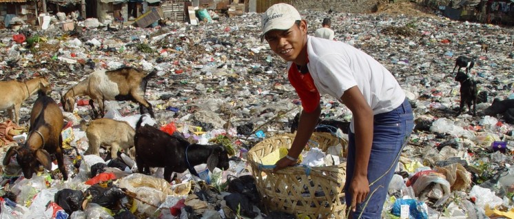 Für Milliarden bleibt ein Leben im Dreck: Müllsucher Jakarta (Foto: Jonathan McIntosh, Wikipedia, CC BY 2.0)