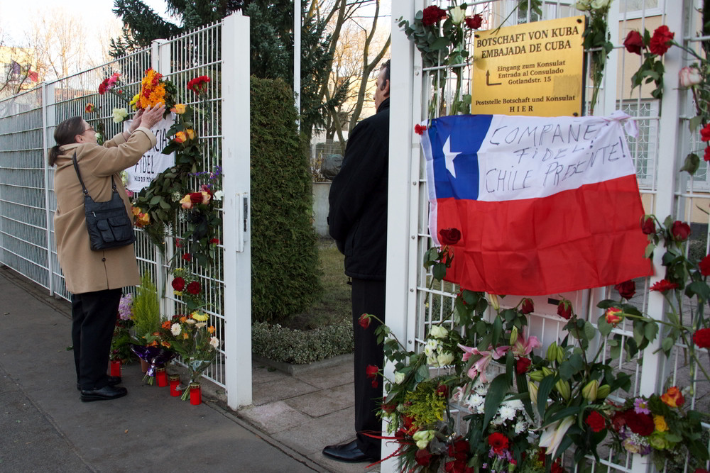 Würdigung Fidels an der Kubanischen Botschaft in Berlin